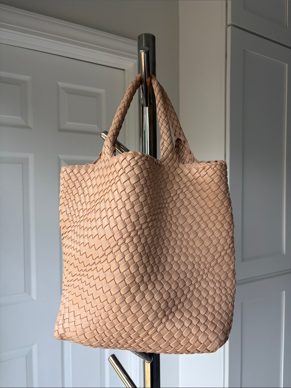 Woven Tote Bag in Light Beige - Women's Handbag (No brand).